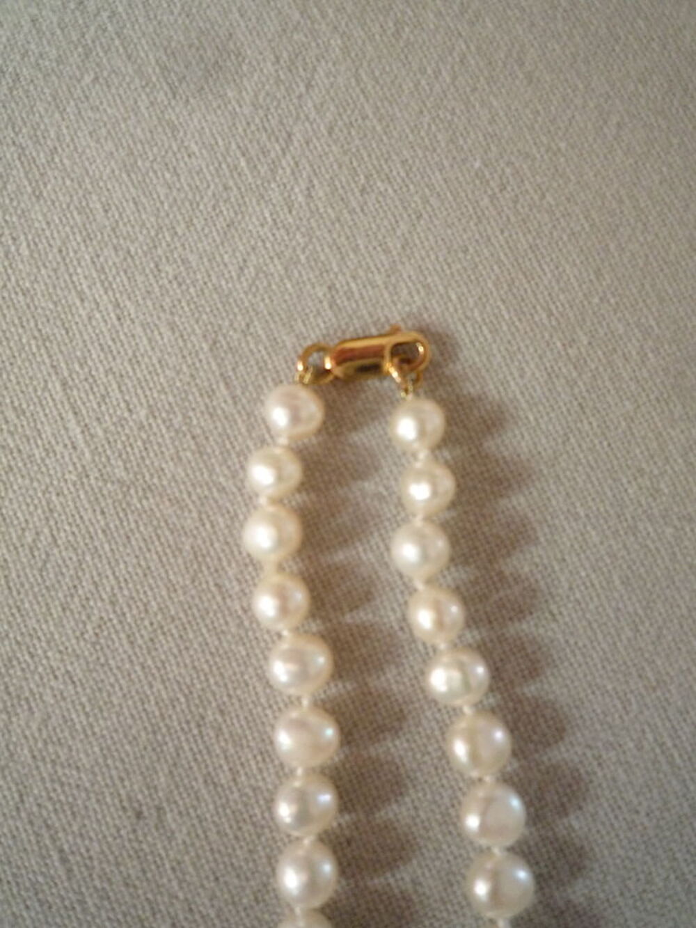 Collier. Bijoux et montres