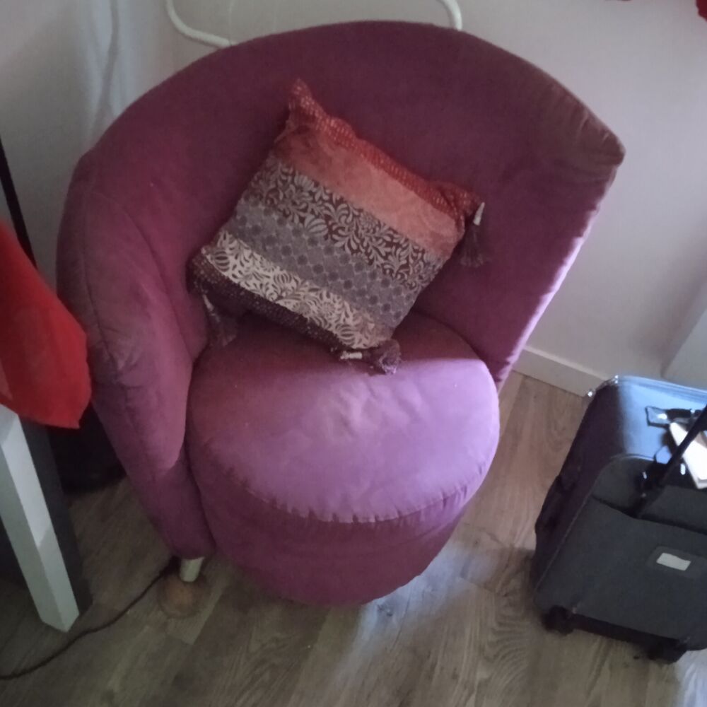 Gros fauteuil violet dossier assym&eacute;trique , largeur 80, haut Meubles