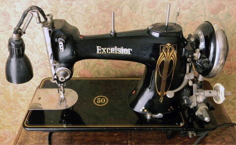 Machine � coudre ancienne Excelsior avec son meuble 35 Courbevoie (92)
