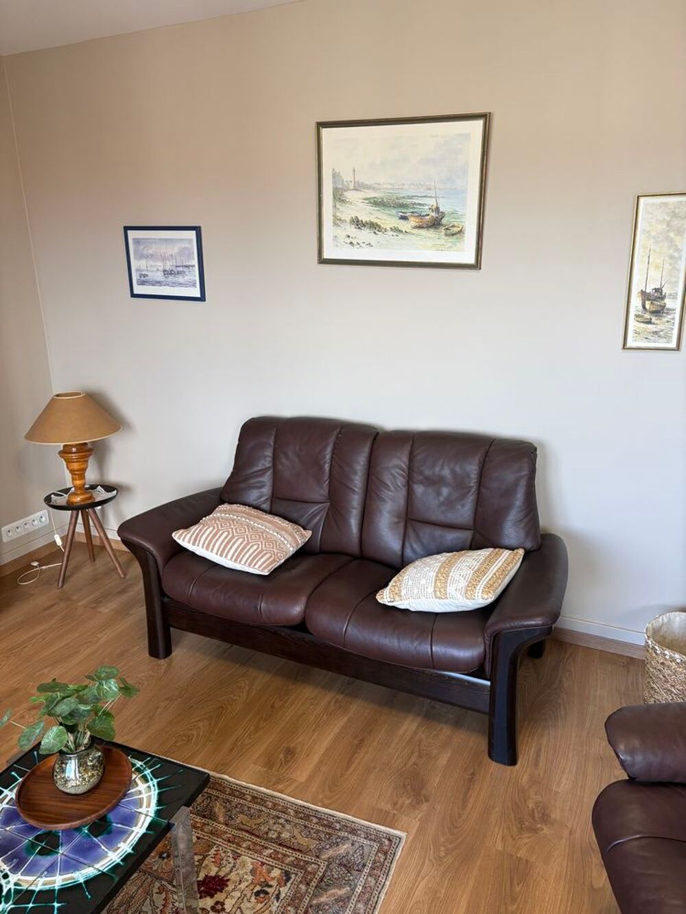 Canap&eacute; en cuir Stressless 2 places + fauteuils+ pouf . Meubles