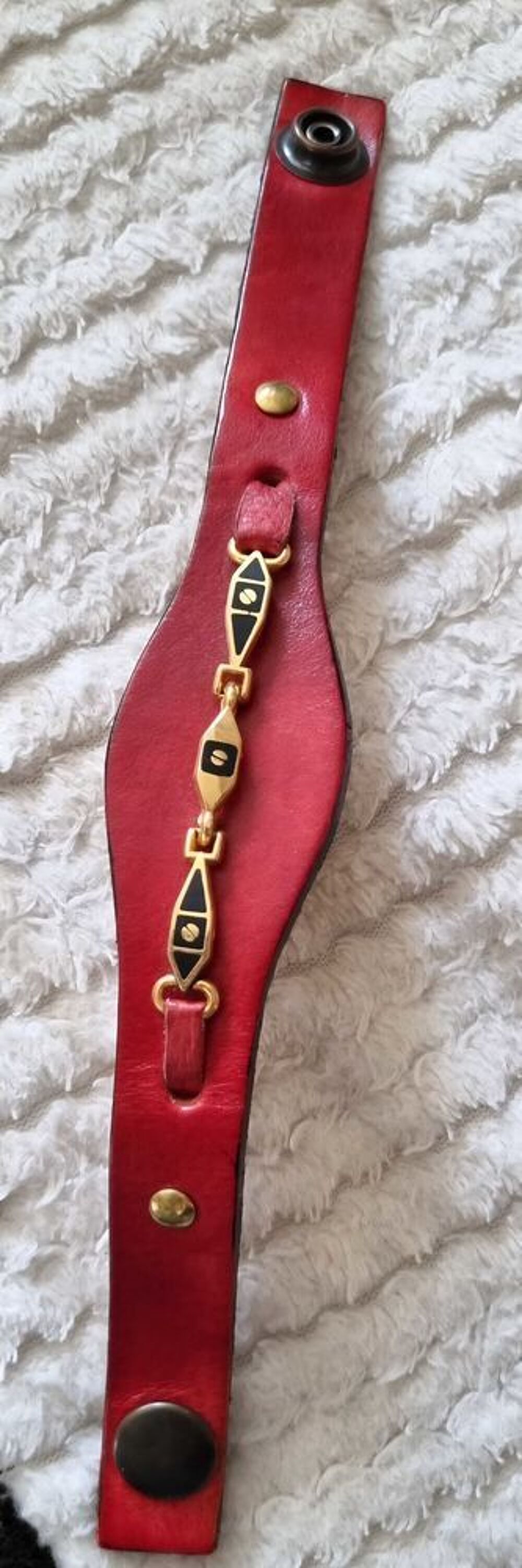 Tr&egrave;s joli bracelet cuir rouge a pression neuf Bijoux et montres