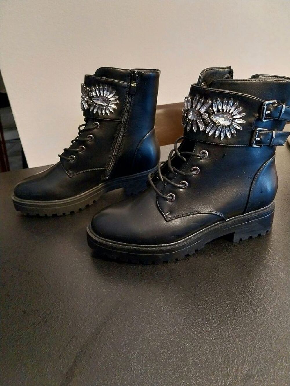 BELLE PAIRE DE BOTTINES NEUVES Chaussures