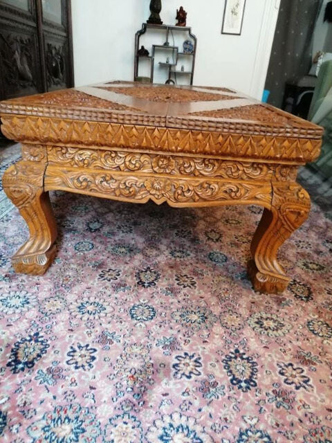 Une trs belle Table basse sculpte Tchadienne. 1000 Paris 17 (75)