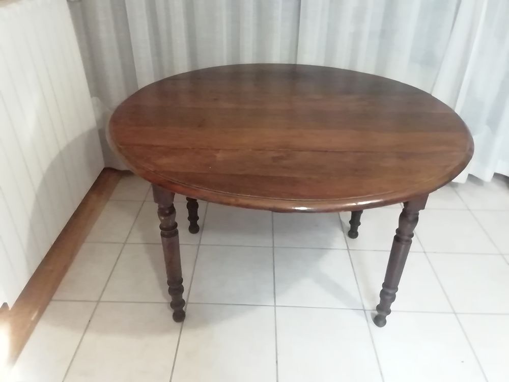 Table en noyer bois marron avec pieds tourn&eacute;s Cuisine