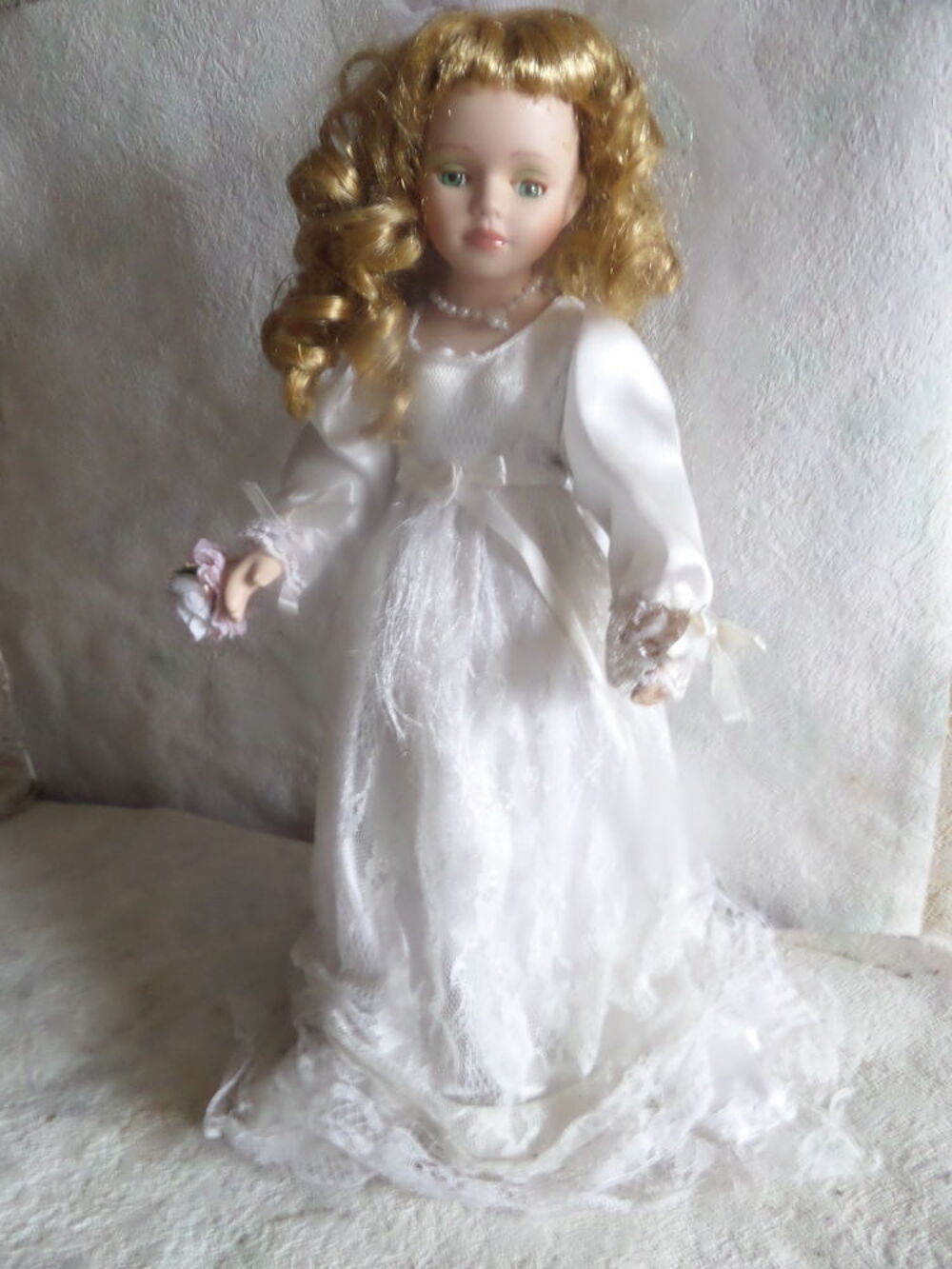 poup&eacute;e en porcelaine 