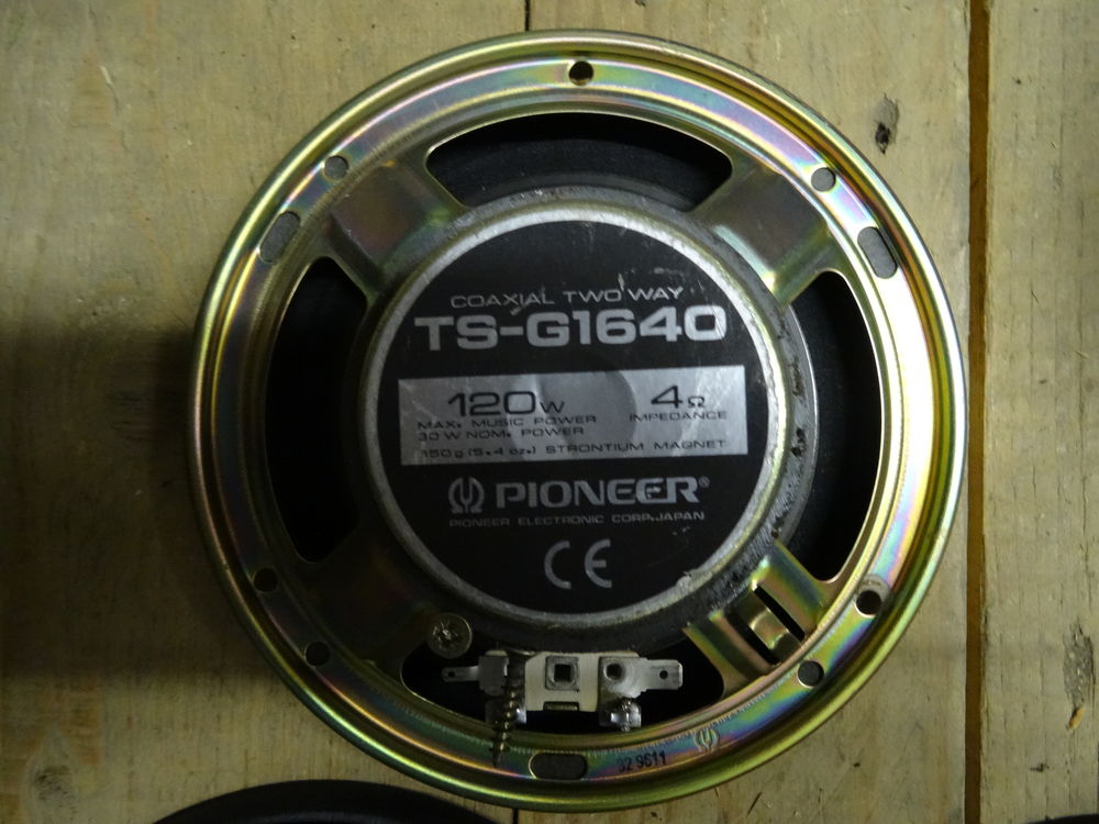 enceintes Pioneer et tube n&eacute;on Audio et hifi