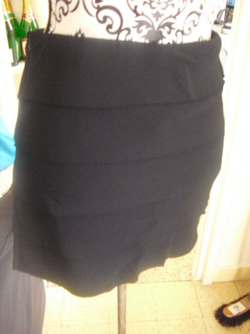 JUPE NOIRE NEUVE volants plaqu&eacute;s RINASCIMENTO TAILLE XS Vêtements