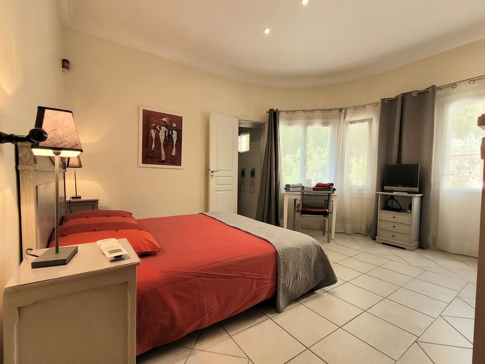   AVIGNON centre Appartement 8 couchages calme jardin Piscine  Vacances  / Offres de location 