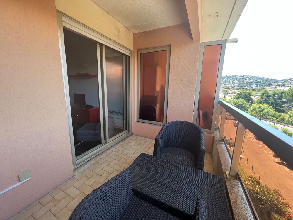 Location Appartement Studio 2 pas des plages golfe Juan facile accessible Sophia. Vallauris