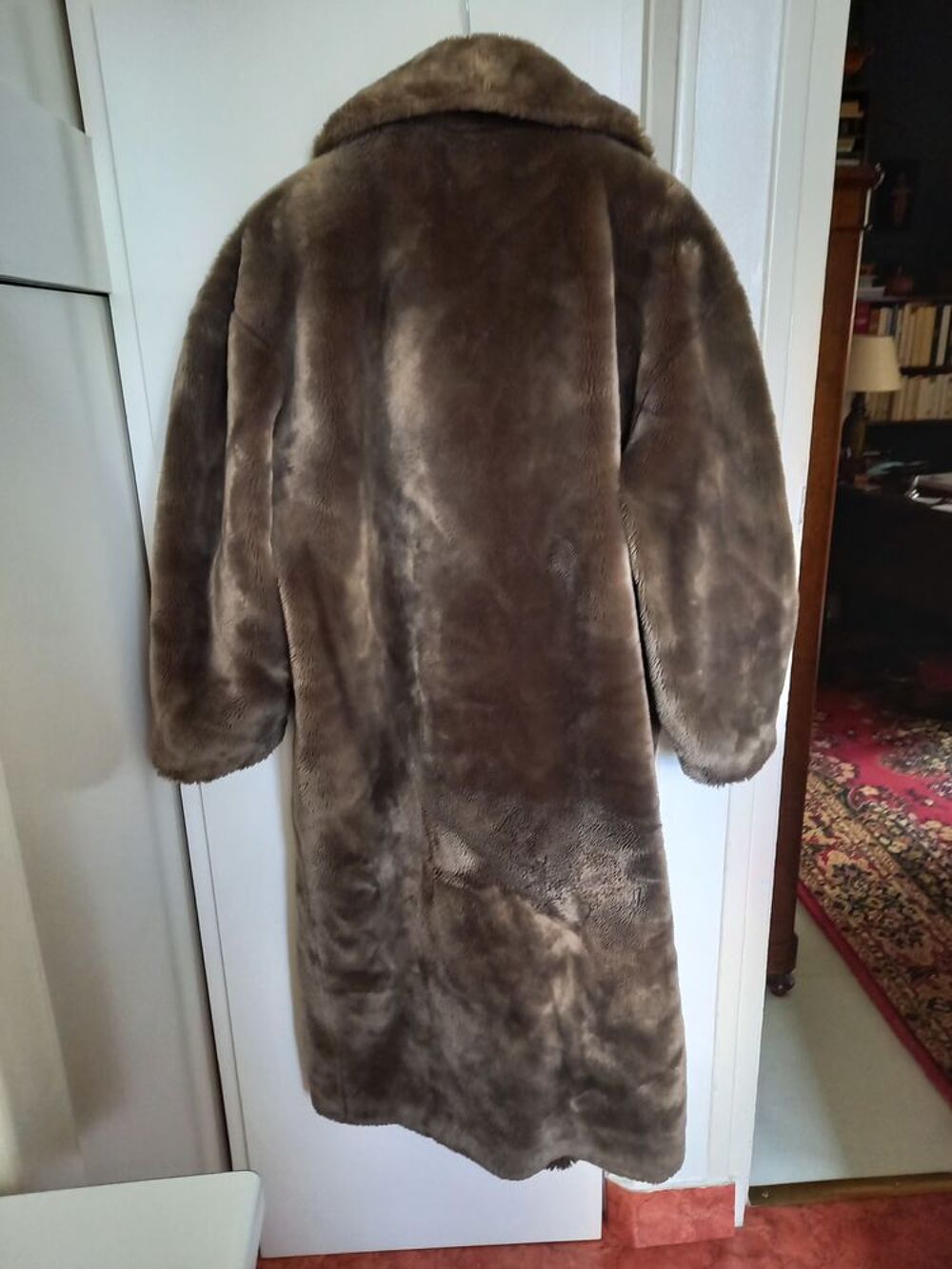 Manteau de fourrure synth&eacute;tique de couleur beige l&eacute;ger Vêtements