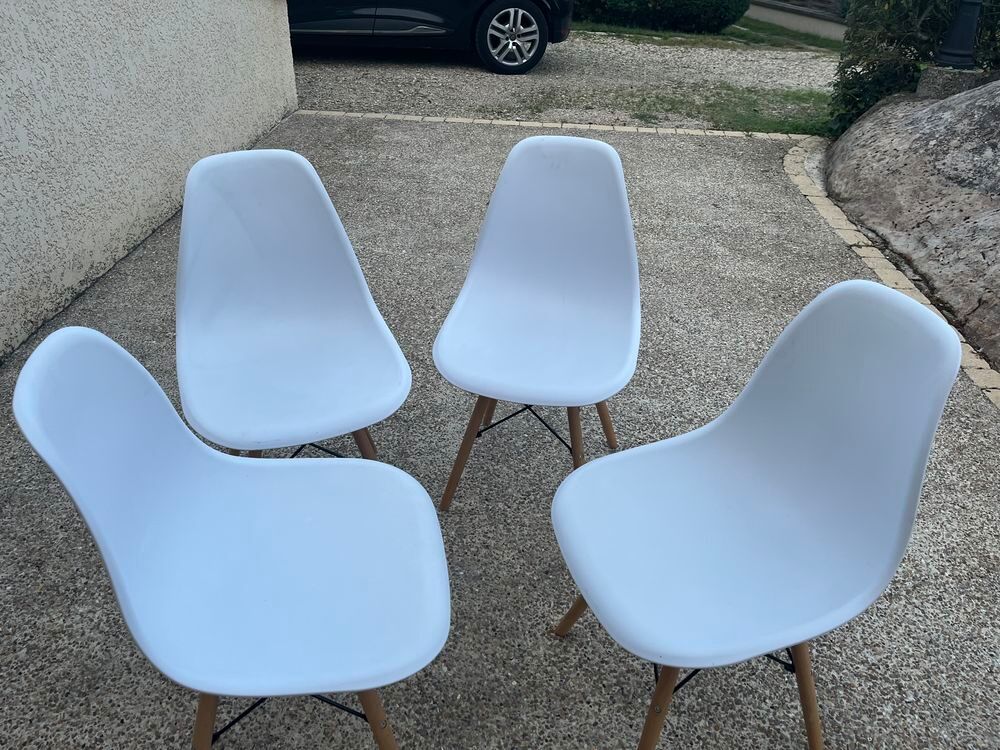 4 chaises blanches avec pieds en bois Meubles
