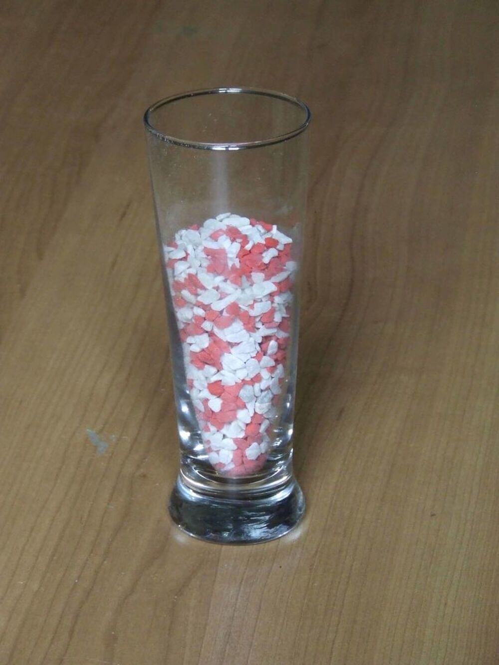 Mini vase en verre avec petits cailloux rouge et blanc, TBE Dcoration