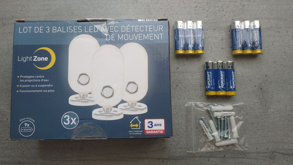 Lot de 3 Balises LED (Neuves) avec D&eacute;tecteur de Mouvement Décoration