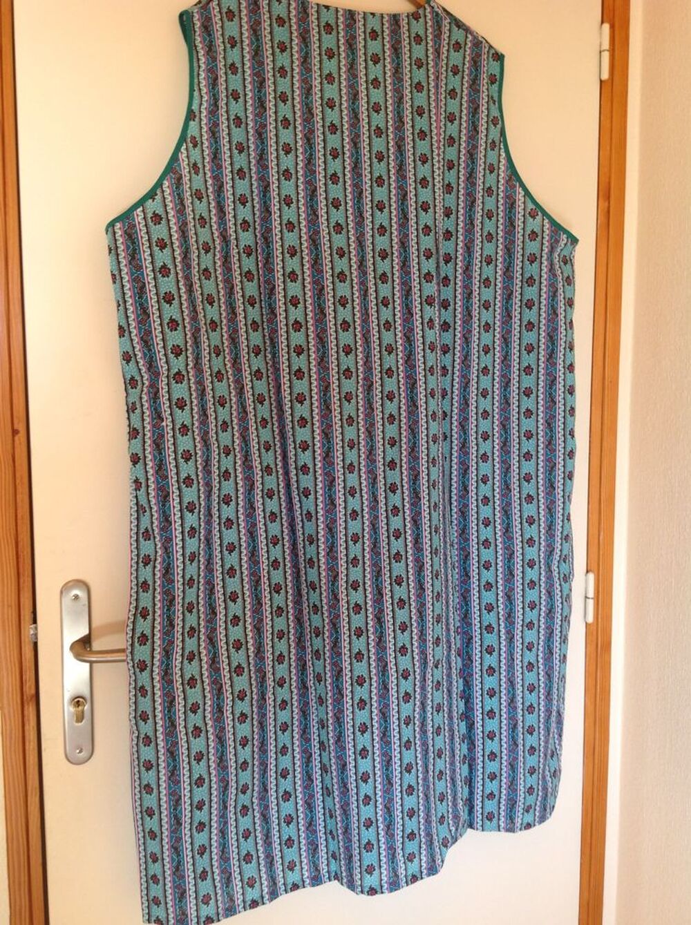 TABLIER BLEU CIEL A? RAYURES ET FLEURS GRANDE TAILLE Vêtements