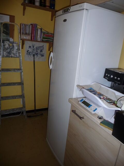 Un petit congélateur coffre et un réfrigérateur - Aix Mirabeau