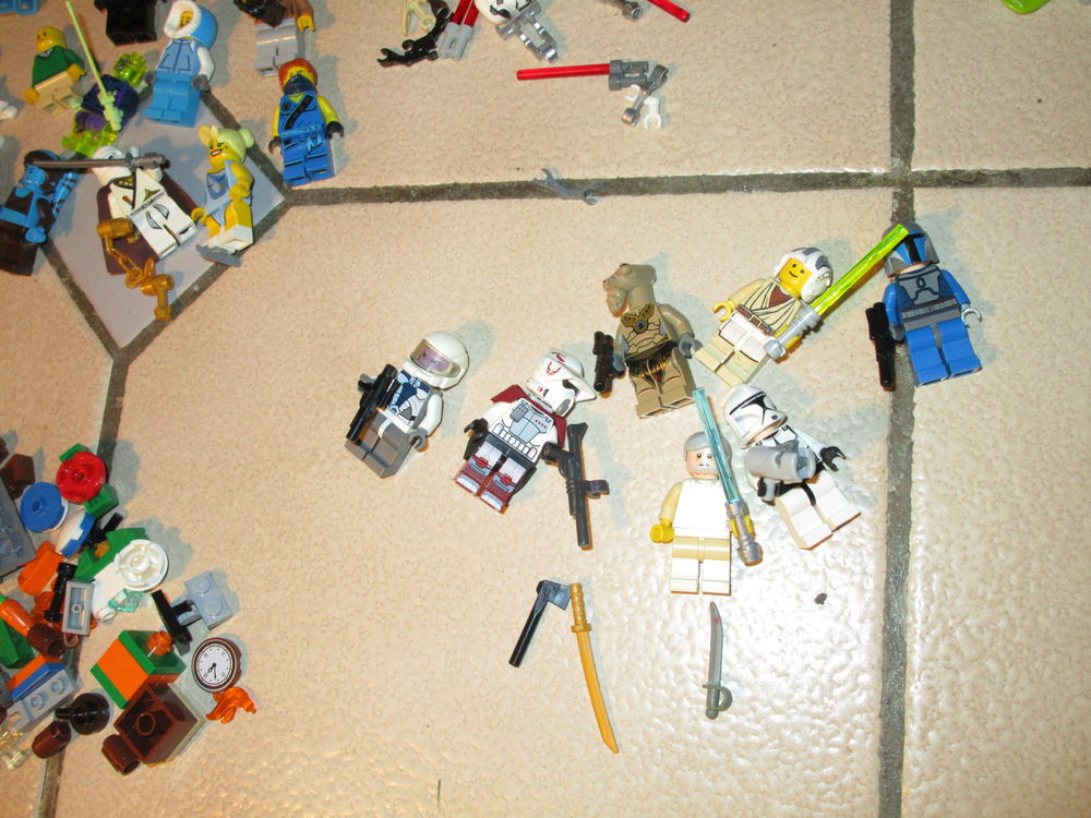 LOT LEGO FIGURINES STAR WARS + DIVERS+ ACCESSOIRES Jeux / jouets