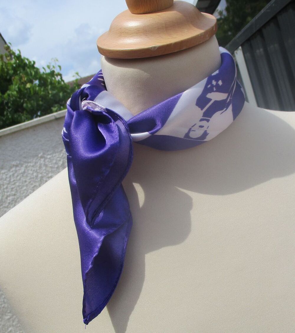 Foulard Carr&eacute; Satin&eacute; de 51 cm : Marque "Pierre-Louis MASCIA" Vêtements