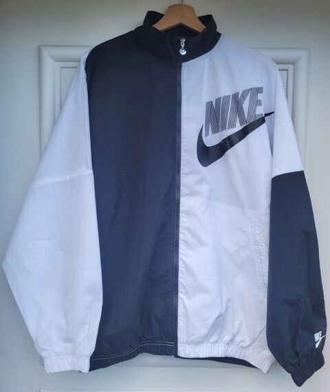 Survtement Nike. Srie limite Femme. Taille M. 130 Rennes (35)