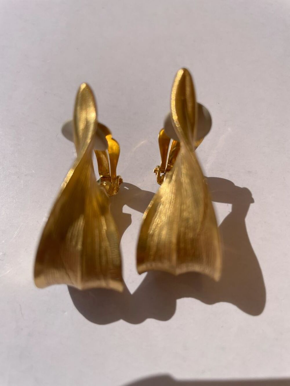 BO Clip dor&eacute;e feuille recourb&eacute;e ANTIGONA Bijoux et montres