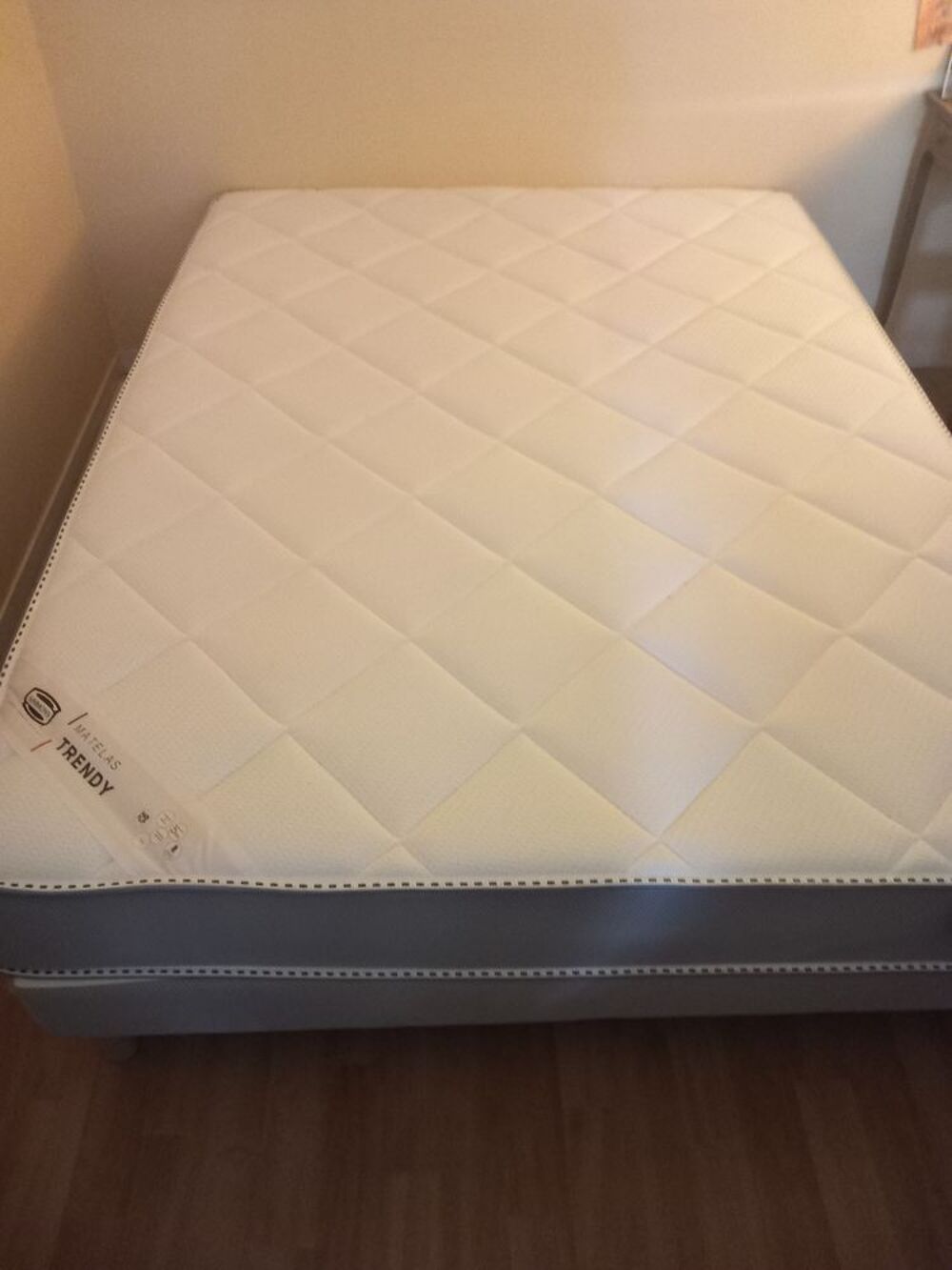 Lit et matelas neuf simmons Meubles