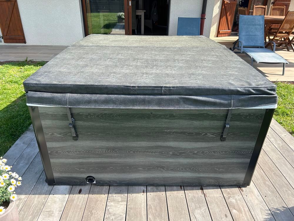 SPA JACUZZI neuf 2 places allong&eacute;es Jardin