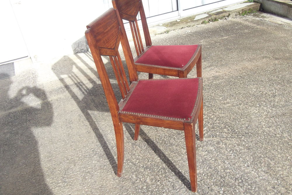 DEUX CHAISES MASSIVE EN BOIS ET VELOURS Meubles