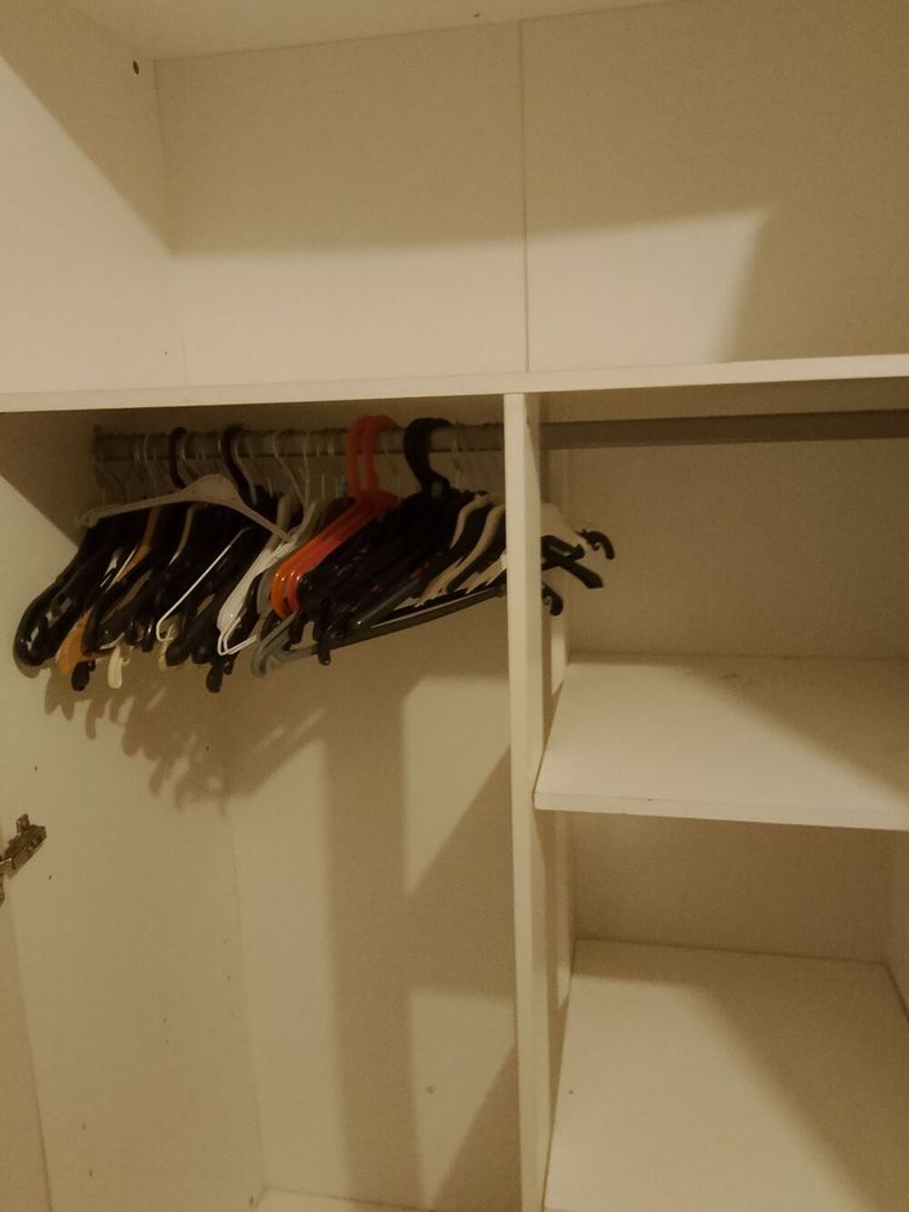 ARMOIRE ET SA COMMODE Meubles