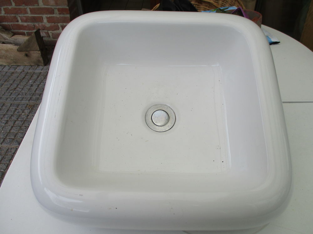 Lavabo ou vasque carr&eacute; aux bords arrondis en tr&egrave;s bon &eacute;tat Bricolage