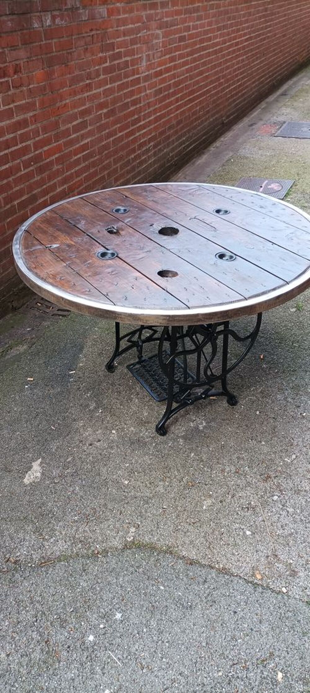 Table, ancienne machine &agrave; coudre et plateau de touret Meubles