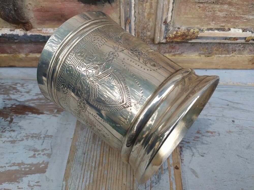 Ancien Vase Argent ou M&eacute;tal Cisel&eacute; Blason Style Anglais 