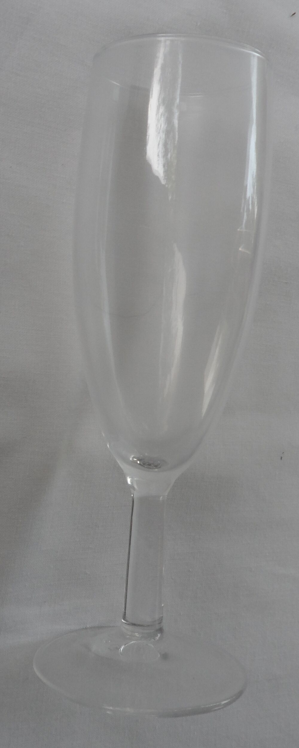 11 flutes &agrave; champagne en verre en bon &eacute;tat 
Hauteur 17 cm Cuisine