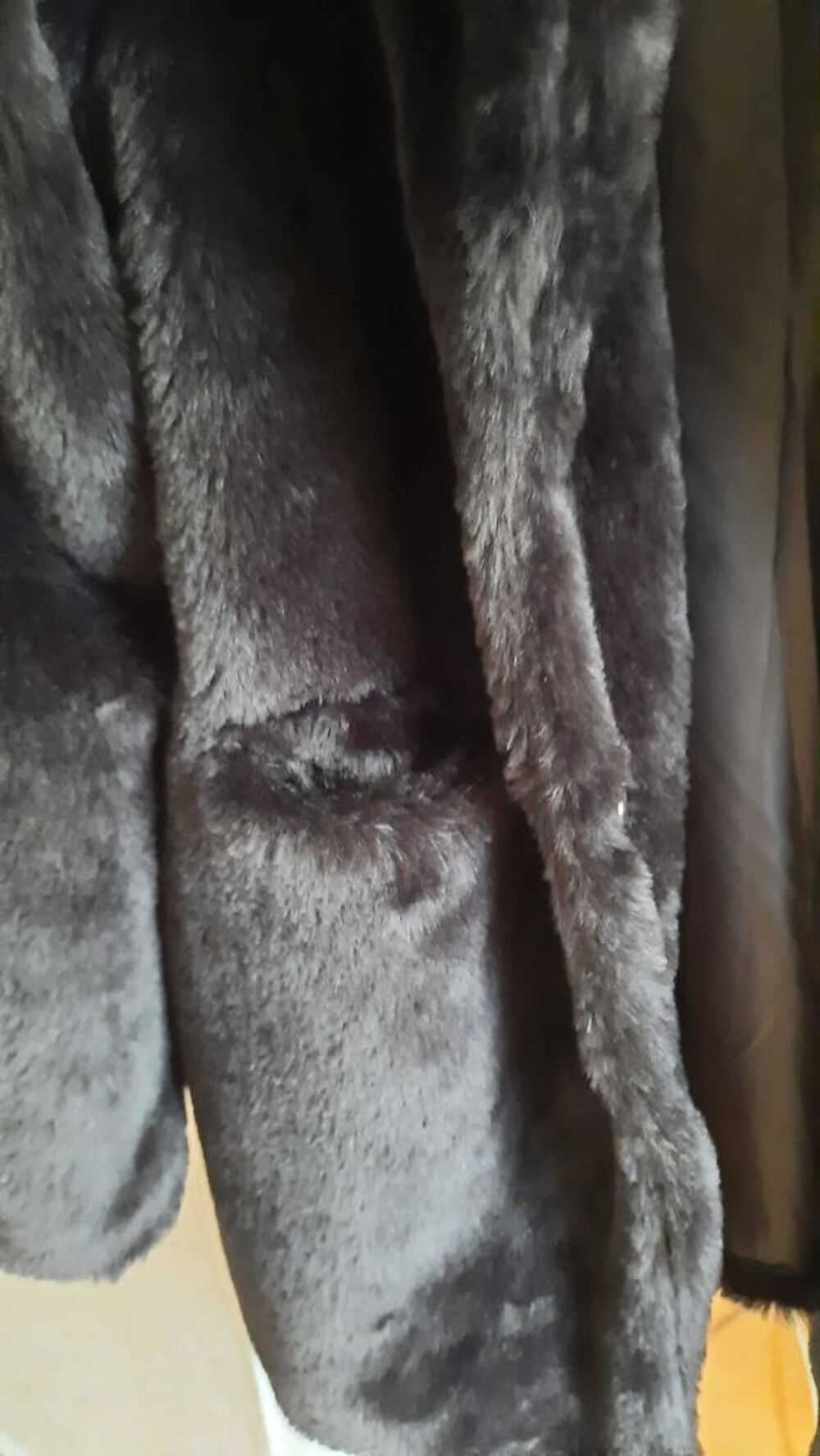 Veste / manteau en fourrure synth&eacute;tique noire Vêtements