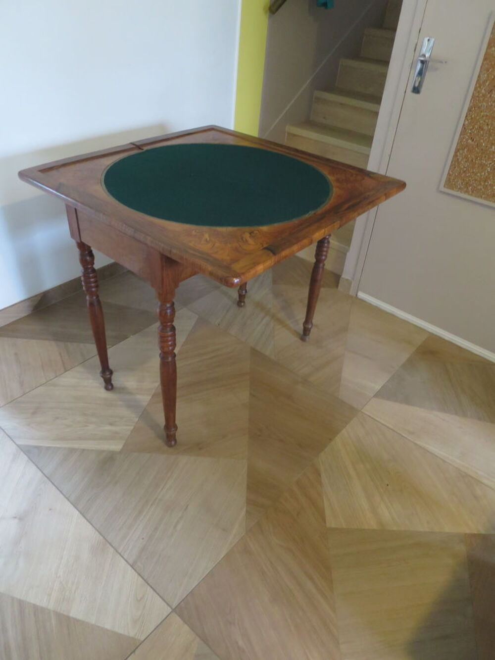 Superbe table de jeux en ronce de noyer - Style Louis Philip Meubles