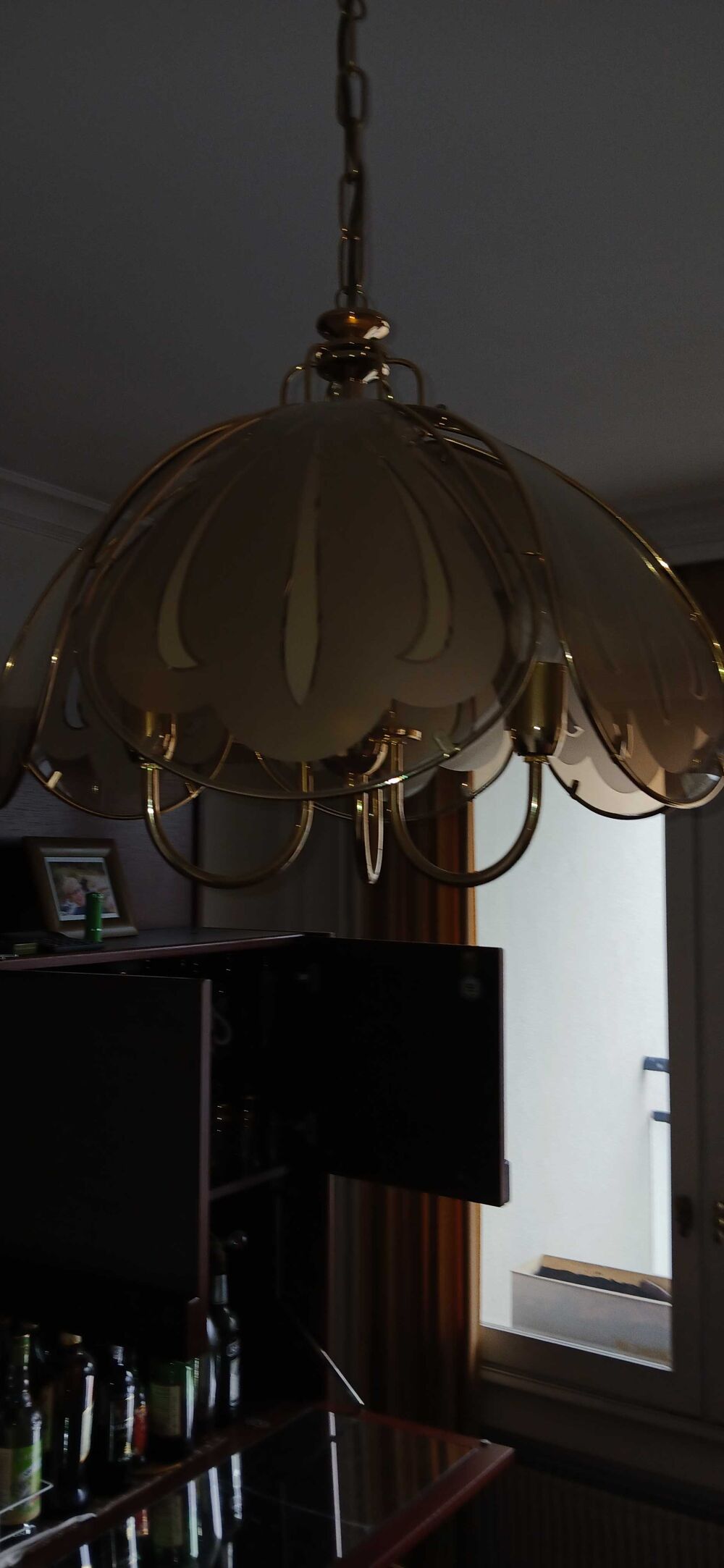 superbe lustre vintage en verre fum&eacute;. Excellent &eacute;tat. Décoration
