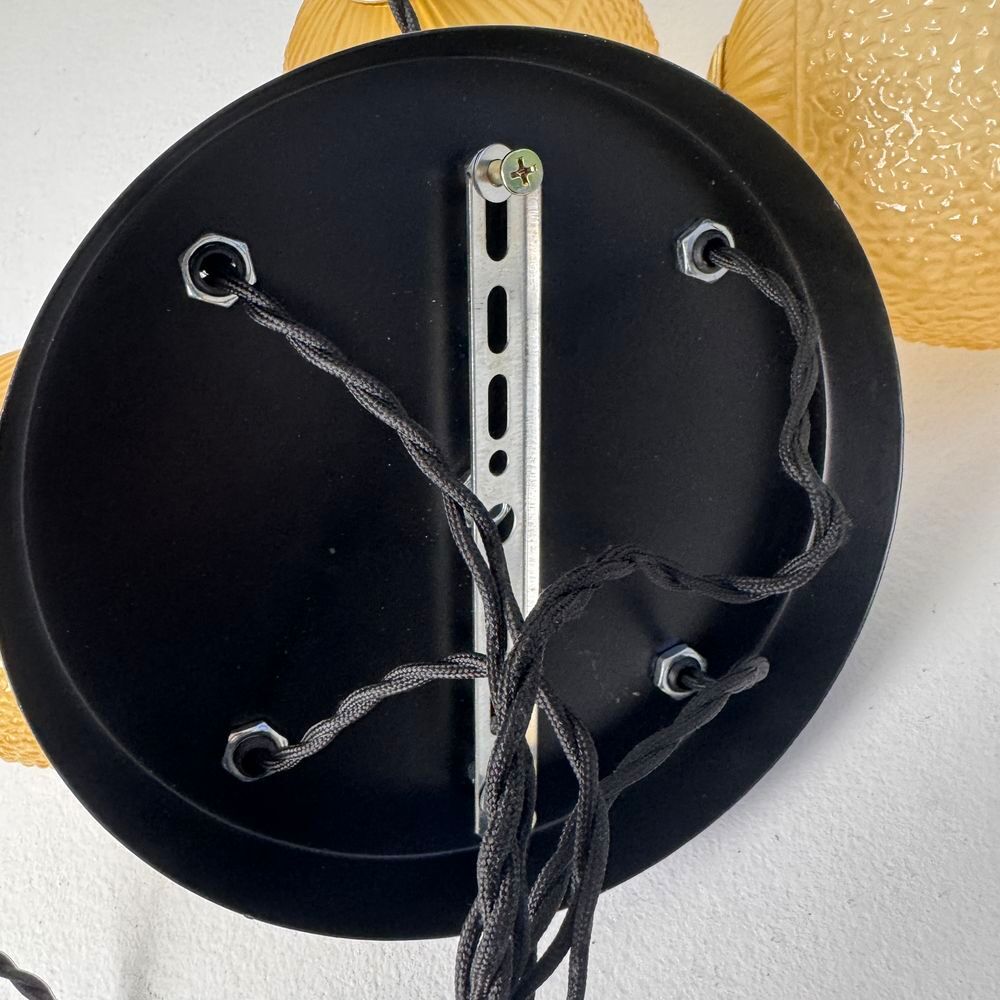 Tr&egrave;s belle applique en laiton et verre opalin. En bel &eacute;tat g Décoration