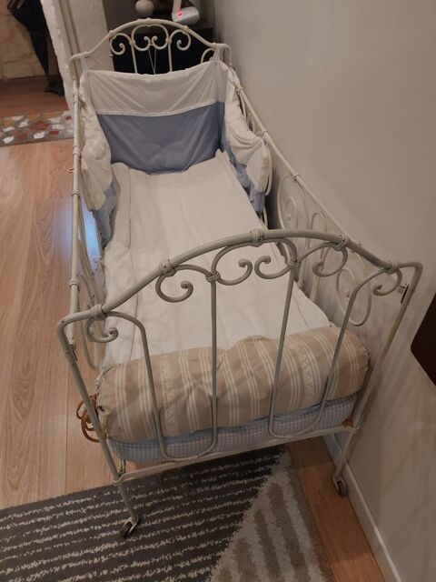 Lit bb fer forg� blanc sur roulettes  80 Saint-�tienne-du-Gr�s (13)