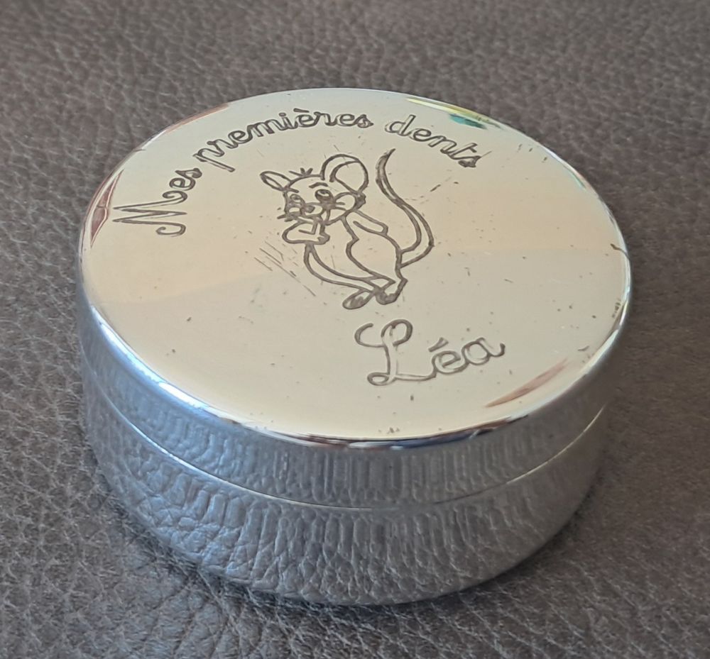 Bo&icirc;te en m&eacute;tal pour dent de lait avec pr&eacute;nom L&eacute;a Décoration