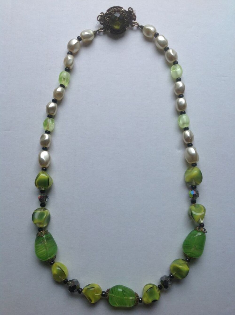 COLLIER FANTAISIE AUX COULEURS VERTES Envoi Possible
Bijoux et montres