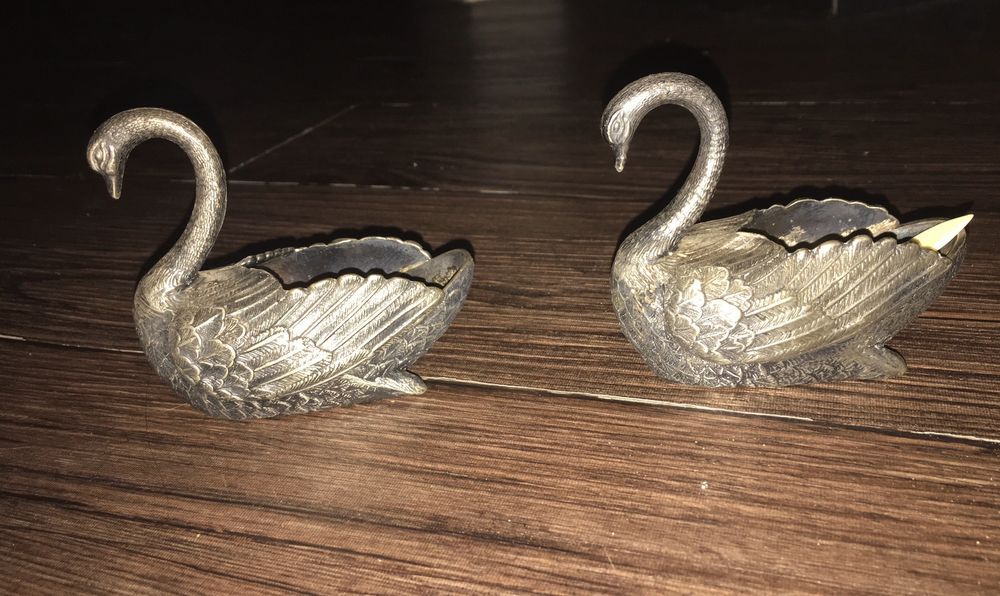 2 Cygnes anciens pour poivre sel. M&eacute;tal argent&eacute;. Décoration