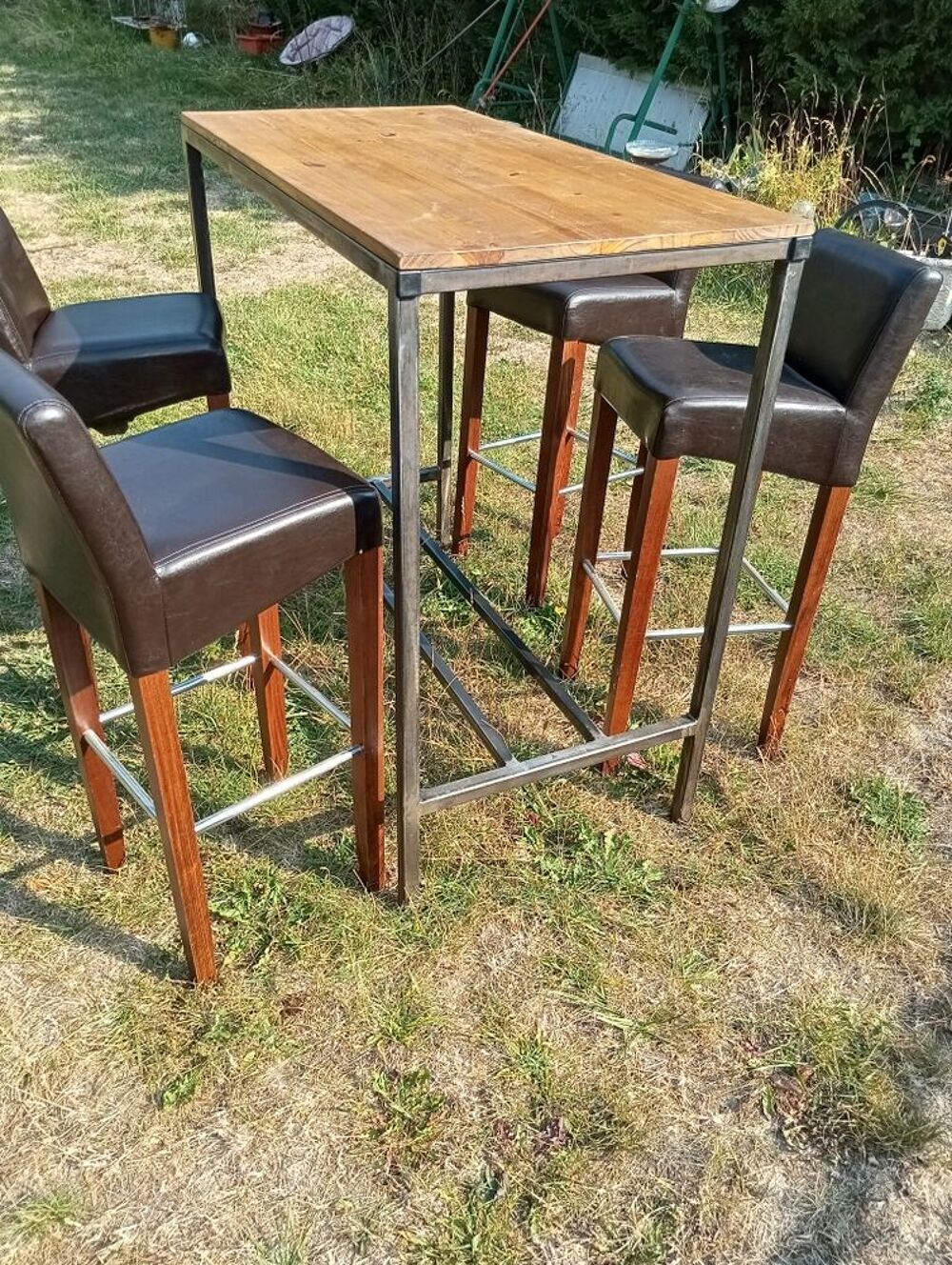 Mange debout et 4 tabourets Meubles