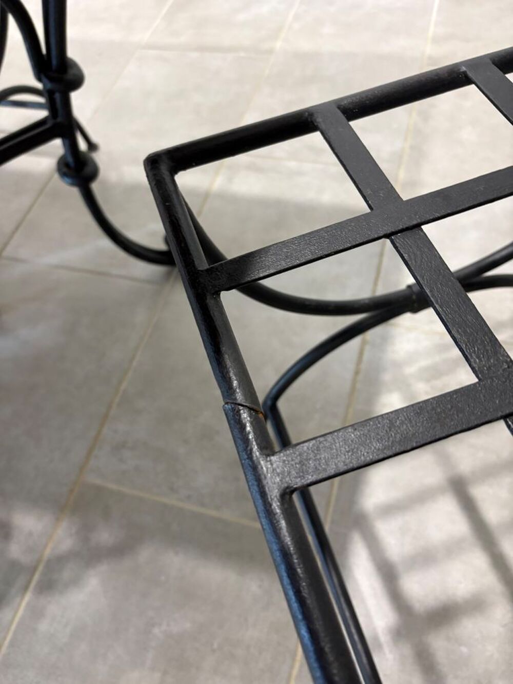 Table en bois + 6 chaises en fer Meubles
