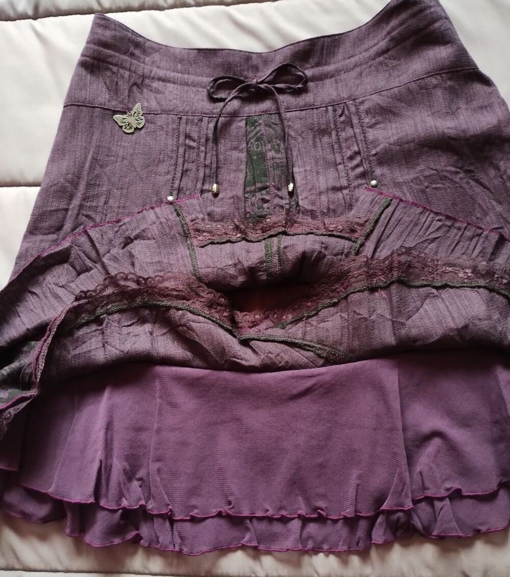 Jupe prune &agrave; dentelles et broderie avec d&eacute;coration papillon Vêtements