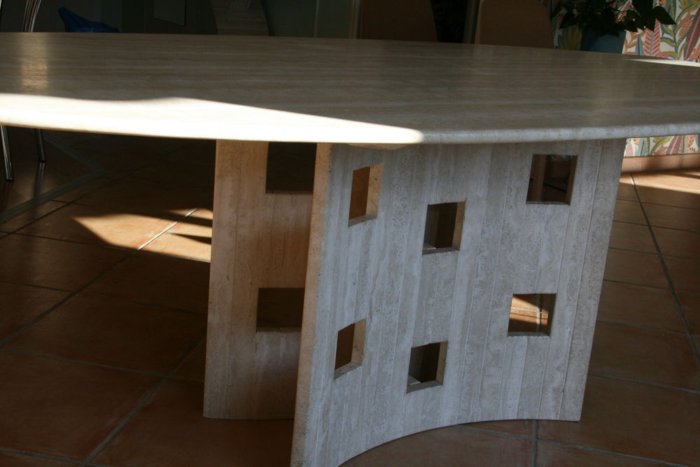 Table &agrave; manger en Travertin Meubles