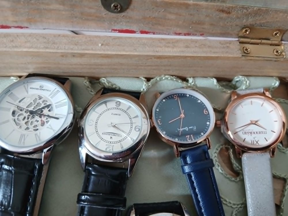  Dix montres valeur+ coffret bois vitr&eacute; de valeur N&deg;1347 Bijoux et montres