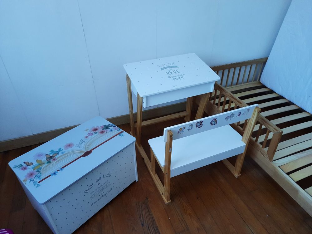 Bureau enfant avec chaise et coffre de rangement d&eacute;cor&eacute;s Mobilier enfants
