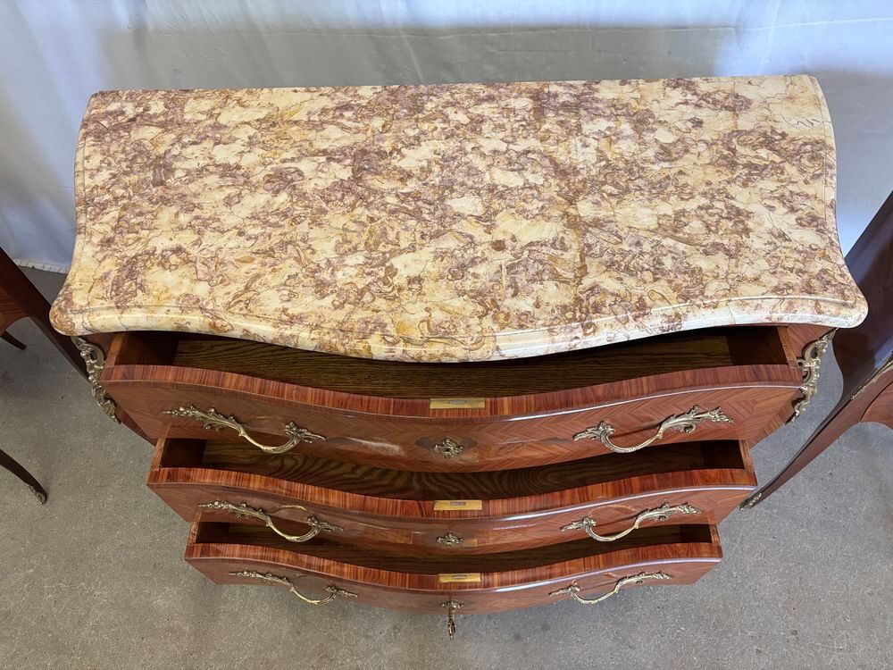 Ensemble Louis XV ? Commode galb&eacute;e &amp; paire de chevets Meubles