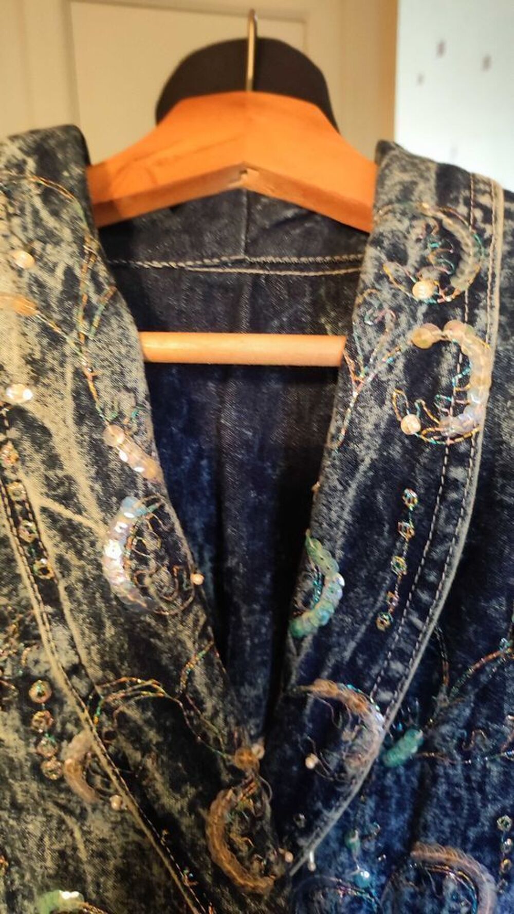 Superbe veste vintage ann&eacute;es fin 80 , neuve, perl&eacute;e, avec sequins &eacute;galement. jean Vêtements