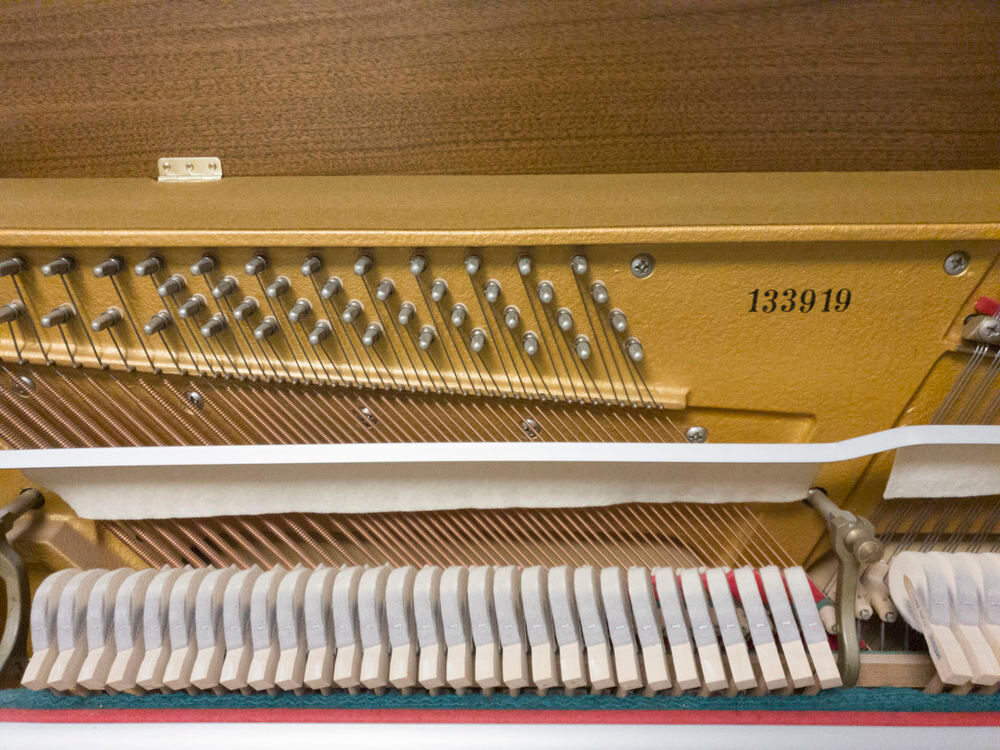 Piano droit noyer satine GROTRIAN-STEINWEG mod&egrave;le 122M Instruments de musique