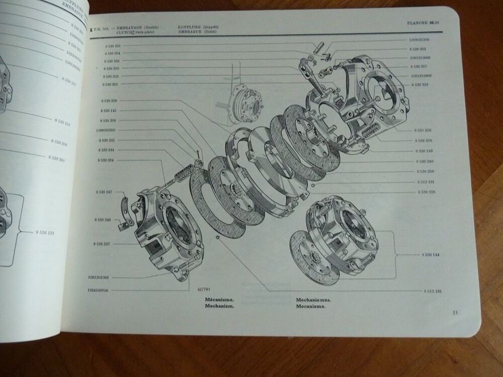 Catalogue de pi&egrave;ces d&eacute;tach&eacute;es pour tracteur RENAULT Livres et BD