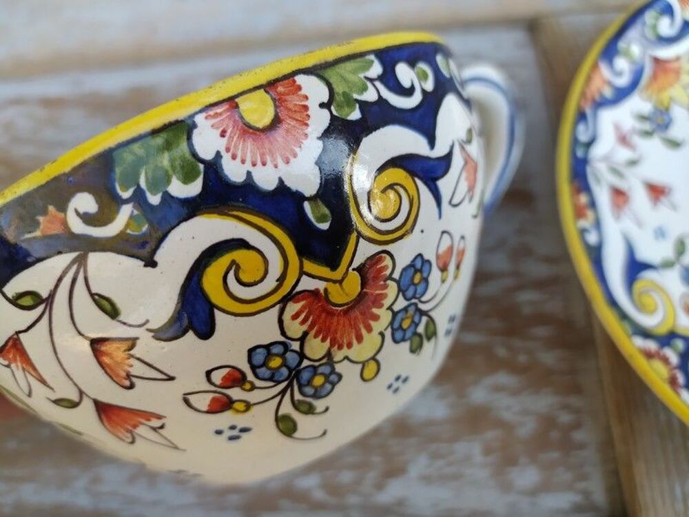 Grande Tasse et Soucoupe Fa&iuml;ence de Dieppe 
Décoration